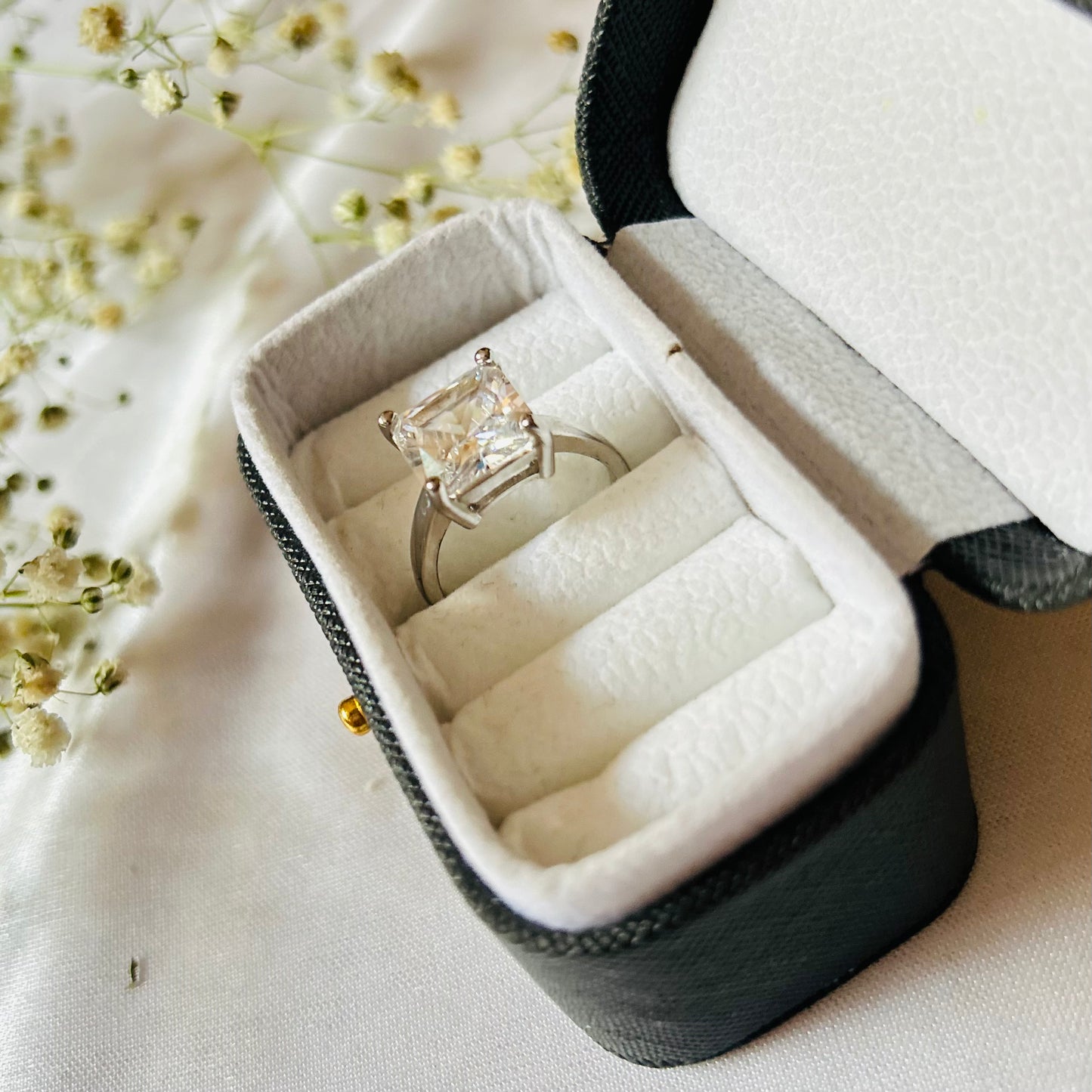 Adjustable and waterproof solitaire ring for women